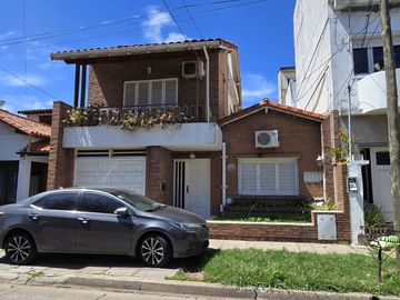 AMPLIA CASA TIPO CHALET DE 6 AMBIENTES CON COCHERA, JARDIN Y TERRAZA EN VENTA. OLIVOS GOLF