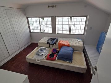 AMPLIA CASA TIPO CHALET DE 6 AMBIENTES CON COCHERA, JARDIN Y TERRAZA EN VENTA. OLIVOS GOLF