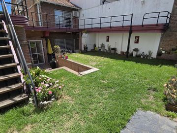 AMPLIA CASA TIPO CHALET DE 6 AMBIENTES CON COCHERA, JARDIN Y TERRAZA EN VENTA. OLIVOS GOLF