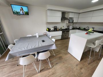 AMPLIA CASA TIPO CHALET DE 6 AMBIENTES CON COCHERA, JARDIN Y TERRAZA EN VENTA. OLIVOS GOLF