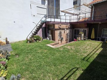 AMPLIA CASA TIPO CHALET DE 6 AMBIENTES CON COCHERA, JARDIN Y TERRAZA EN VENTA. OLIVOS GOLF