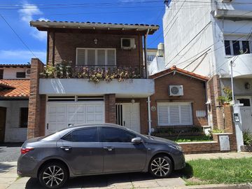 AMPLIA CASA TIPO CHALET DE 6 AMBIENTES CON COCHERA, JARDIN Y TERRAZA EN VENTA. OLIVOS GOLF