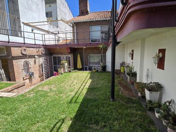 AMPLIA CASA TIPO CHALET DE 6 AMBIENTES CON COCHERA, JARDIN Y TERRAZA EN VENTA. OLIVOS GOLF