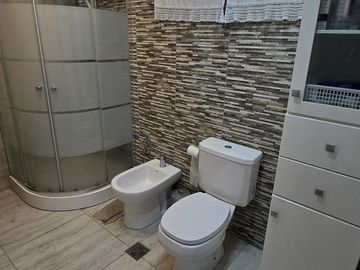 AMPLIA CASA TIPO CHALET DE 6 AMBIENTES CON COCHERA, JARDIN Y TERRAZA EN VENTA. OLIVOS GOLF