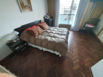 AMPLIA CASA TIPO CHALET DE 6 AMBIENTES CON COCHERA, JARDIN Y TERRAZA EN VENTA. OLIVOS GOLF