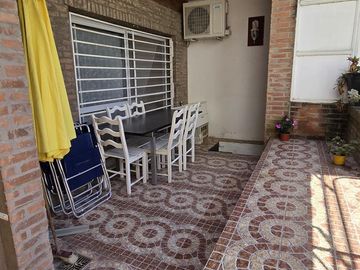 AMPLIA CASA TIPO CHALET DE 6 AMBIENTES CON COCHERA, JARDIN Y TERRAZA EN VENTA. OLIVOS GOLF