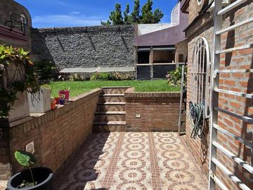 AMPLIA CASA TIPO CHALET DE 6 AMBIENTES CON COCHERA, JARDIN Y TERRAZA EN VENTA. OLIVOS GOLF