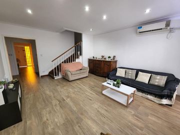 AMPLIA CASA TIPO CHALET DE 6 AMBIENTES CON COCHERA, JARDIN Y TERRAZA EN VENTA. OLIVOS GOLF