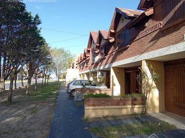Dúplex en venta de 3 dormitorios c/ cochera en Costa Azul
