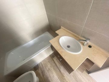 Venta, Departamento, 3 Ambientes, Con Cochera, Piso Alto, Luminoso,  Almagro, Caballito