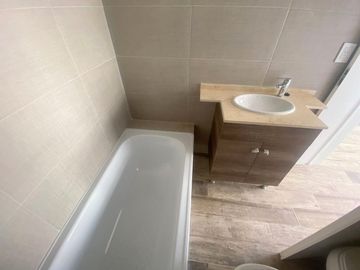 Venta, Departamento, 3 Ambientes, Con Cochera, Piso Alto, Luminoso,  Almagro, Caballito