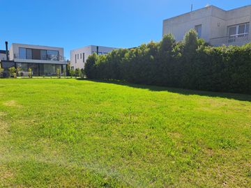 Lote en Venta en Los Castaños, Nordelta. Excelente vista abierta al lago.