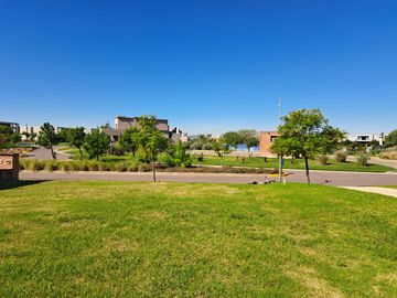 Lote en Venta en Los Castaños, Nordelta. Excelente vista abierta al lago.