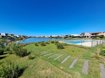Lote en Venta en Los Castaños, Nordelta. Excelente vista abierta al lago.