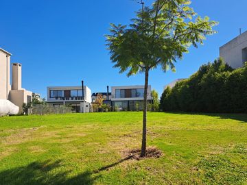 Lote en Venta en Los Castaños, Nordelta. Excelente vista abierta al lago.