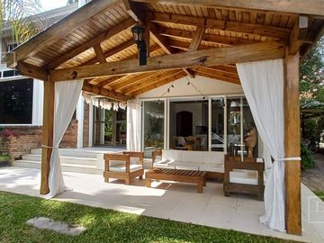 Casa en venta al río  Boat Center Tigre. Venta con renta.