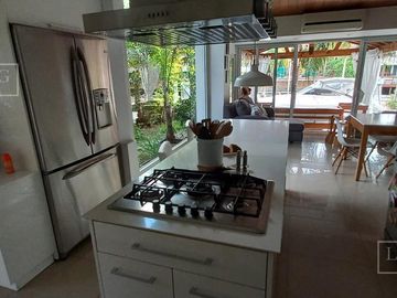 Casa en venta al río  Boat Center Tigre. Venta con renta.
