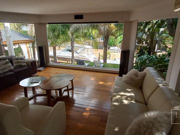 Casa en venta al río  Boat Center Tigre. Venta con renta.