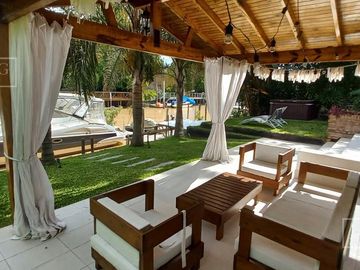 Casa en venta al río  Boat Center Tigre. Venta con renta.