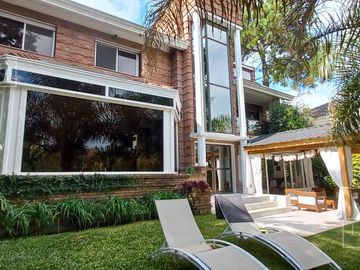 Casa en venta al río  Boat Center Tigre. Venta con renta.
