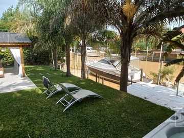 Casa en venta al río  Boat Center Tigre. Venta con renta.