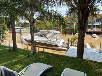 Casa en venta al río  Boat Center Tigre. Venta con renta.
