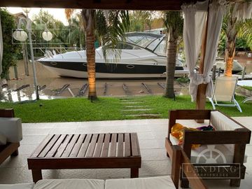 Casa en venta al río  Boat Center Tigre. Venta con renta.