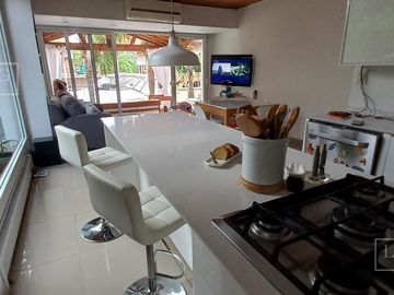 Casa en venta al río  Boat Center Tigre. Venta con renta.
