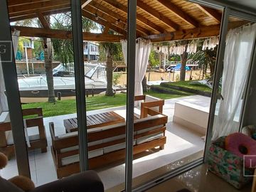 Casa en venta al río  Boat Center Tigre. Venta con renta.