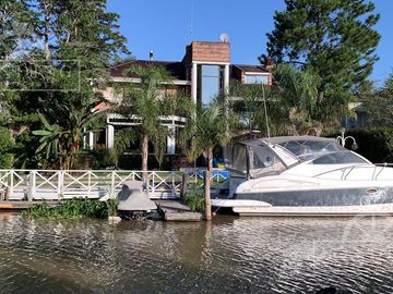 Casa en venta al río  Boat Center Tigre. Venta con renta.