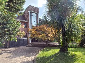 Casa en venta al río  Boat Center Tigre. Venta con renta.