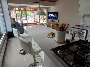Casa en venta al río  Boat Center Tigre. Venta con renta.