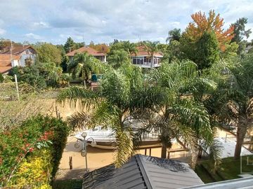 Casa en venta al río  Boat Center Tigre. Venta con renta.