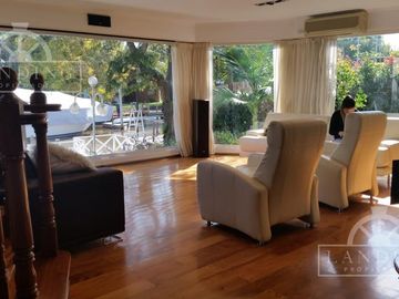 Casa en venta al río  Boat Center Tigre. Venta con renta.