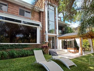Casa en venta al río  Boat Center Tigre. Venta con renta.