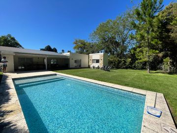 Casa en venta en Barrio Privado El Aromo con pileta APTO CREDITO