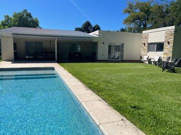 Casa en venta en Barrio Privado El Aromo con pileta APTO CREDITO