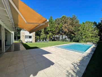 Casa en venta en Barrio Privado El Aromo con pileta APTO CREDITO