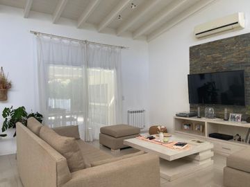 Casa en venta en Barrio Privado El Aromo con pileta APTO CREDITO