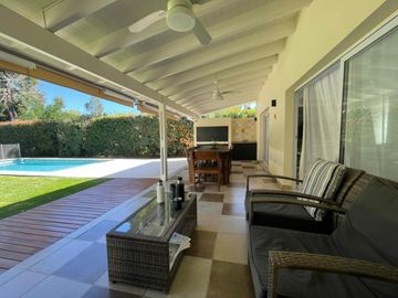 Casa en venta en Barrio Privado El Aromo con pileta APTO CREDITO