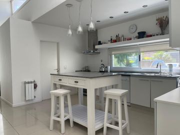 Casa en venta en Barrio Privado El Aromo con pileta APTO CREDITO