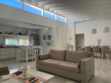Casa en venta en Barrio Privado El Aromo con pileta APTO CREDITO