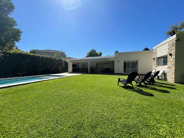 Casa en venta en Barrio Privado El Aromo con pileta APTO CREDITO
