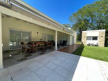 Casa en venta en Barrio Privado El Aromo con pileta APTO CREDITO