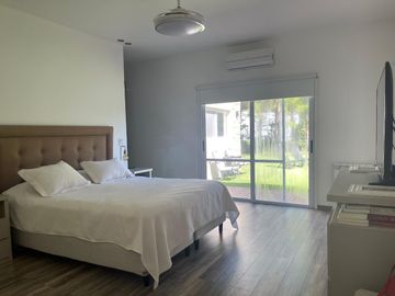 Casa en venta en Barrio Privado El Aromo con pileta APTO CREDITO