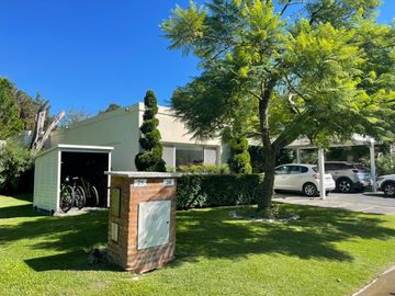 Casa en venta en Barrio Privado El Aromo con pileta APTO CREDITO