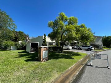 Casa en venta en Barrio Privado El Aromo con pileta APTO CREDITO