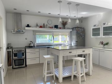 Casa en venta en Barrio Privado El Aromo con pileta APTO CREDITO
