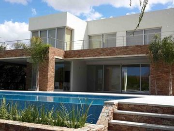 Casa en venta con renta en el barrio Santa Barbara