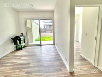 DEPARTAMENTO DE 2 AMBIENTES A ESTRENAR CON JARDIN Y COCHERA